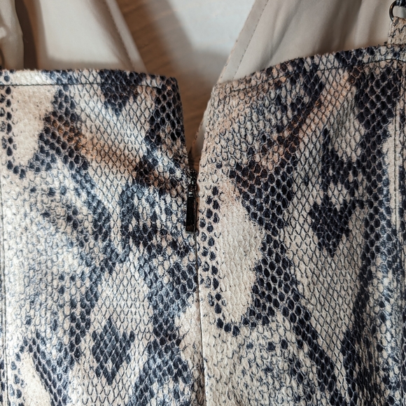 Elegant Snake Print V-Neck Dress - Picture 6 of 11